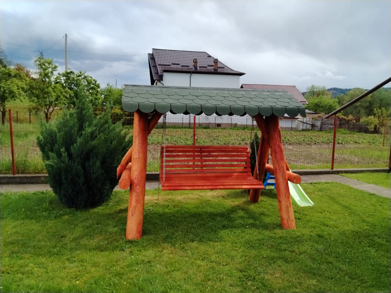 Balansoar Rustic din Lemn Masiv – Model Clasic