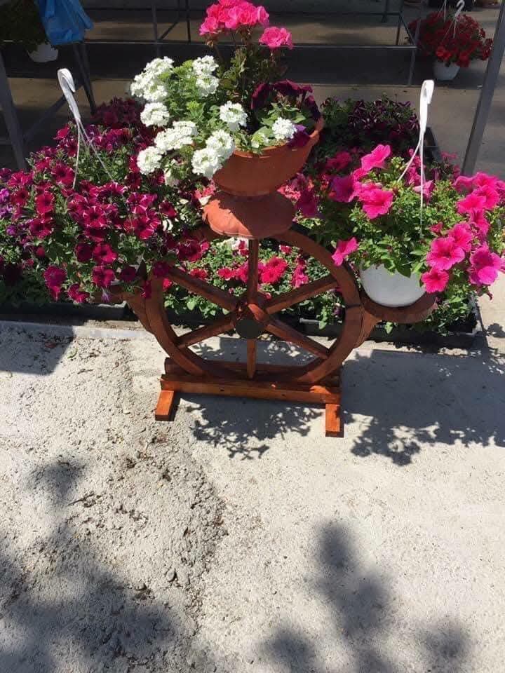 Suport Rustic pentru Ghivece – Model Roată sau Căruță
