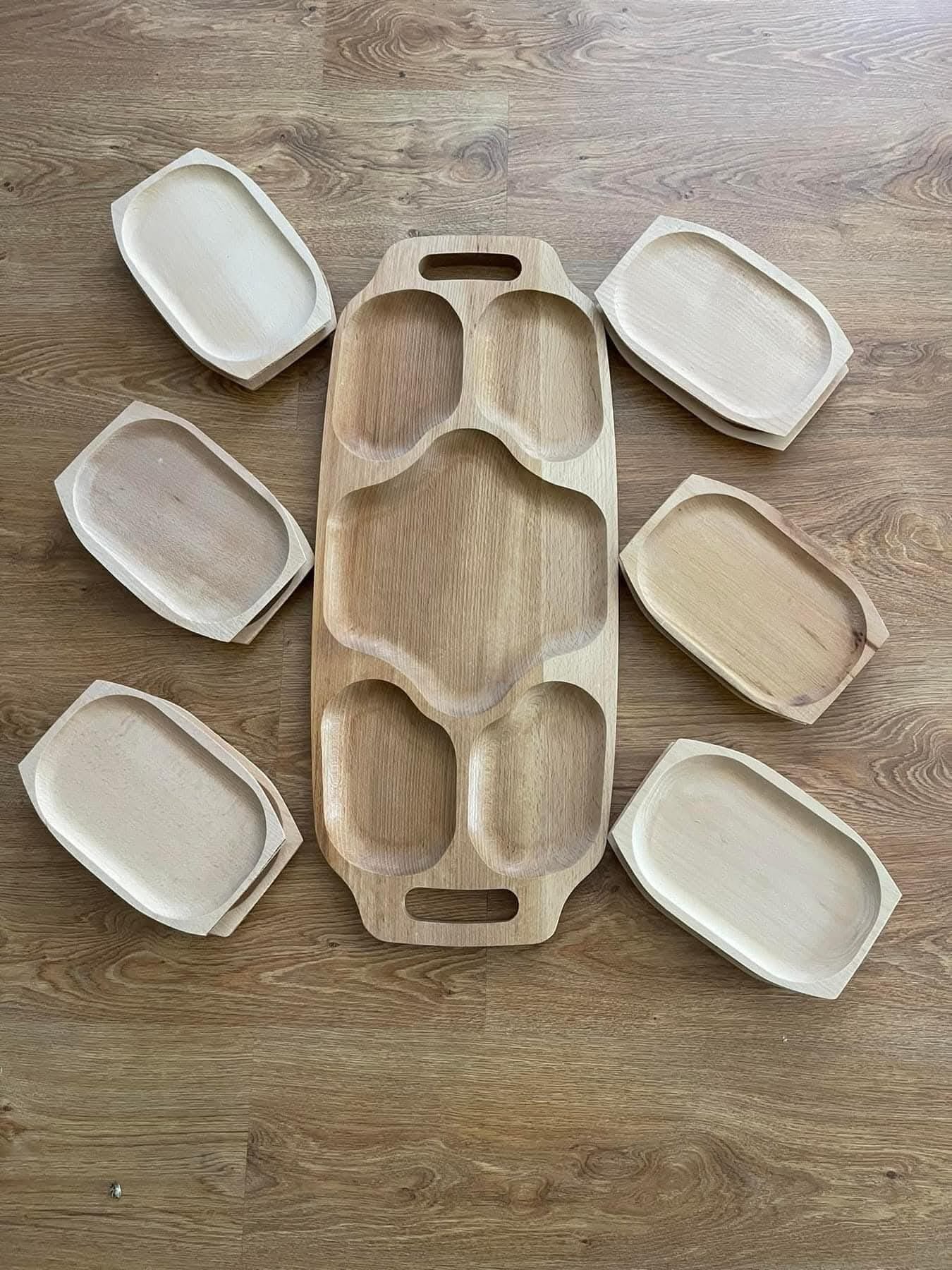 Set Rustic de Platouri din Lemn – Servire cu Stil Tradițional