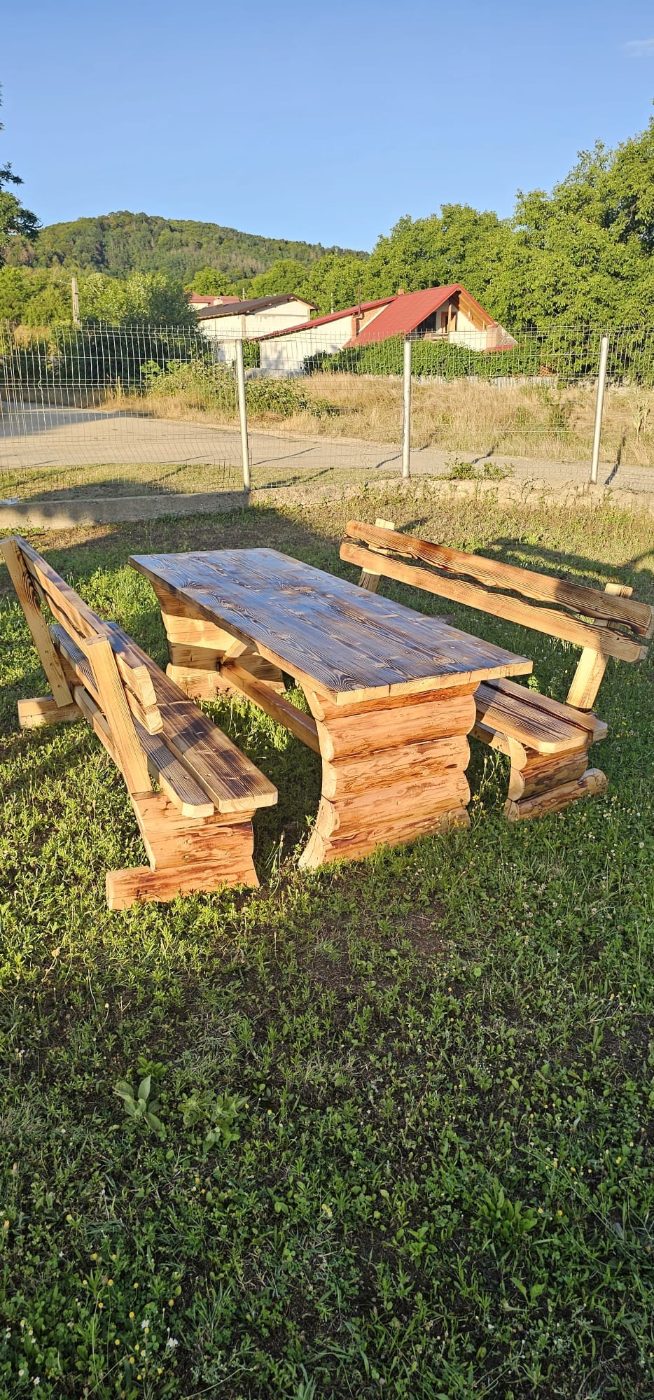 Set Rustic cu Masă și Bănci – Model Clasic cu Picioare Suprapuse - imagine 4