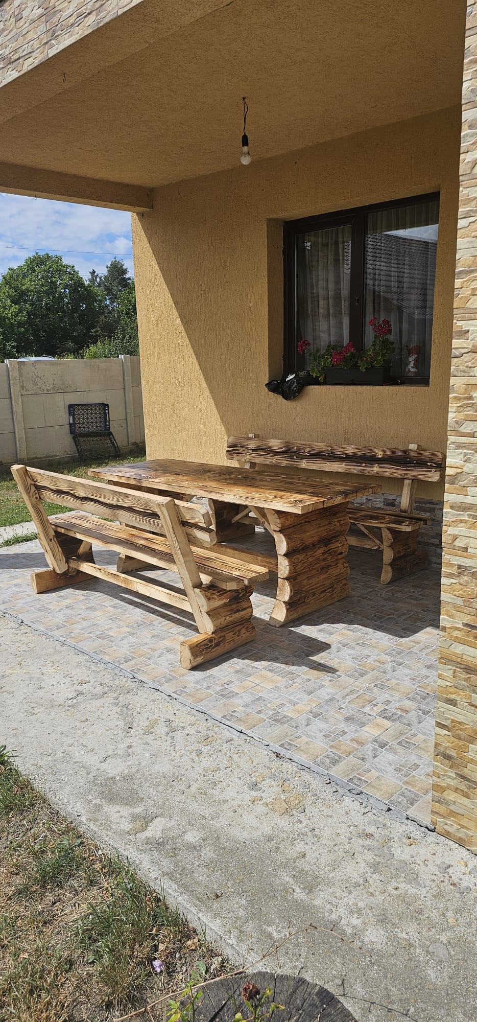 Set Rustic cu Masă și Bănci – Model Clasic cu Picioare Suprapuse - imagine 3