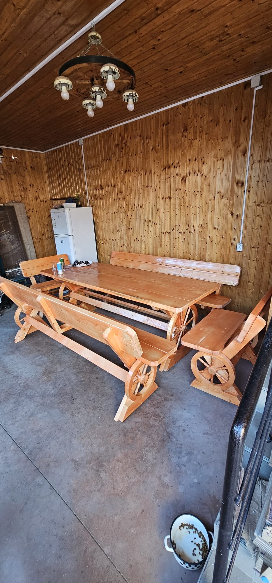 Set Rustic cu Masă și Bănci – Model cu Roți Decorative din Lemn Masiv - imagine 3