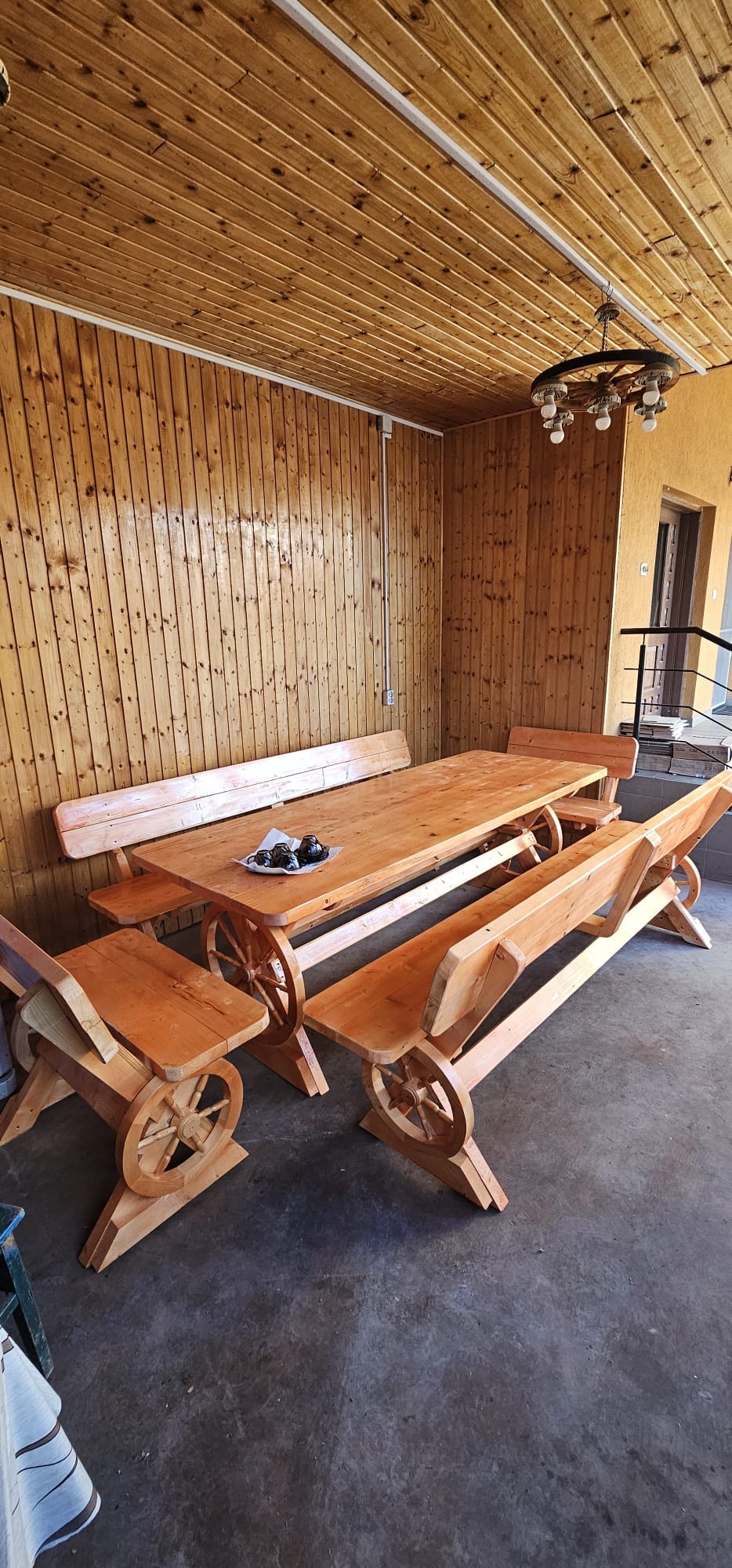 Set Rustic cu Masă și Bănci – Model cu Roți Decorative din Lemn Masiv - imagine 2