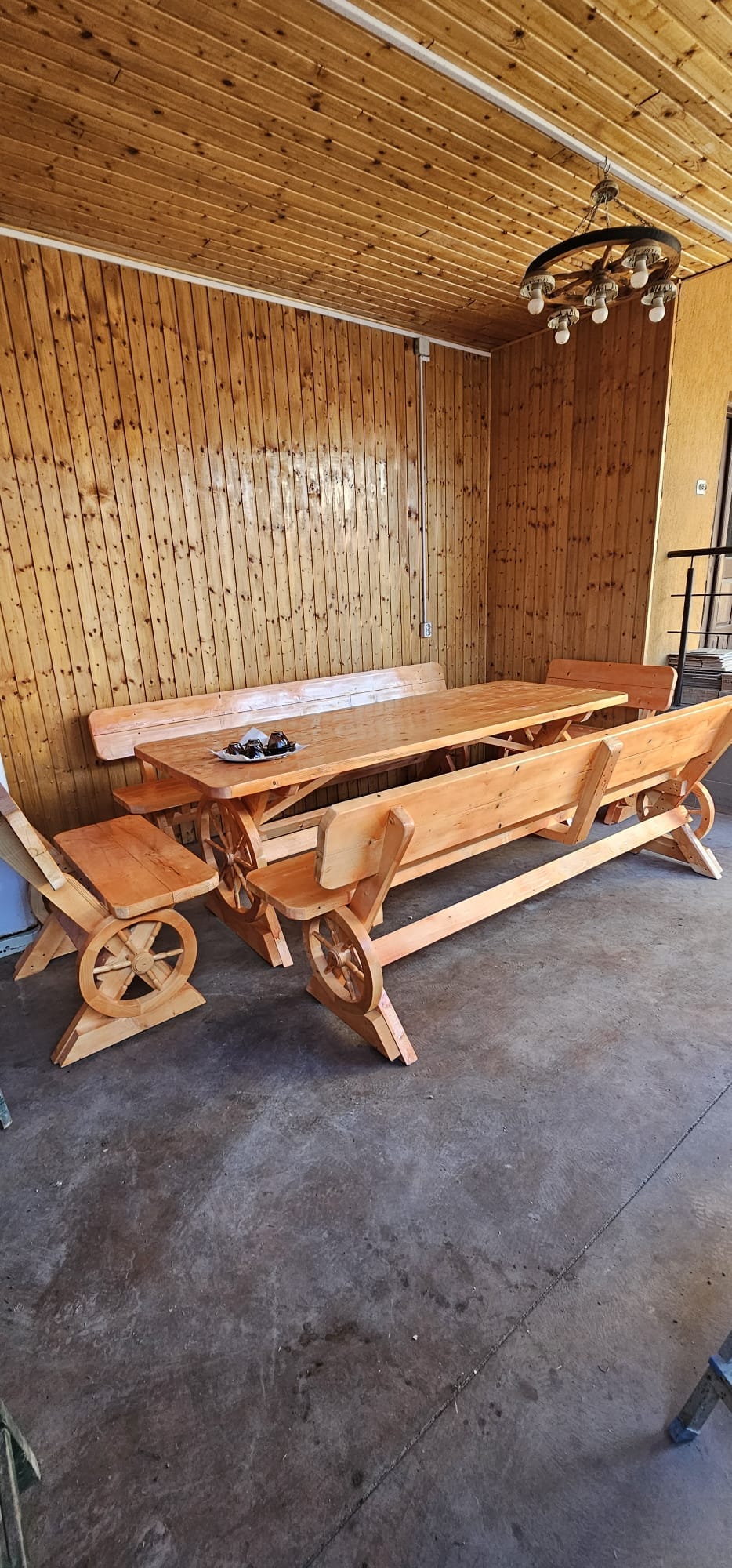 Set Rustic cu Masă și Bănci – Model cu Roți Decorative din Lemn Masiv