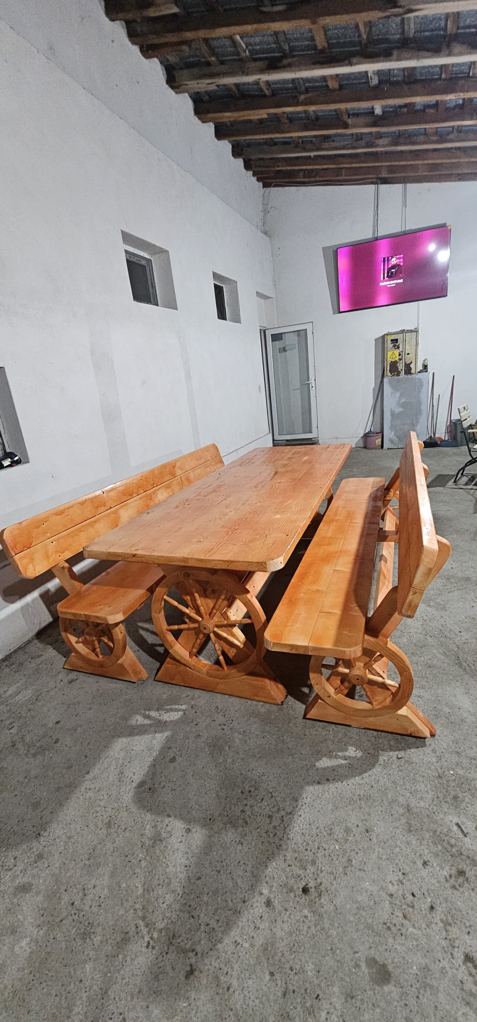Set Rustic cu Masă și Bănci – Model cu Roți Decorative din Lemn Masiv - imagine 4