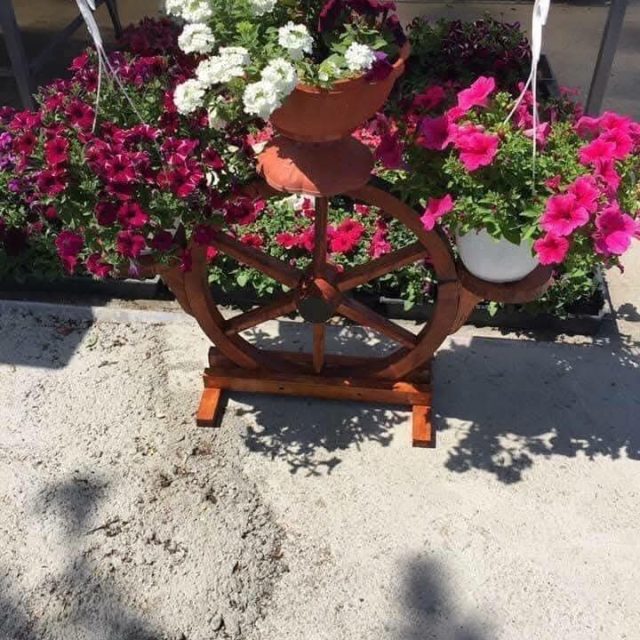 Suport Rustic pentru Ghivece – Model Roată sau Căruță