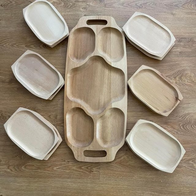 Set Rustic de Platouri din Lemn – Servire cu Stil Tradițional
