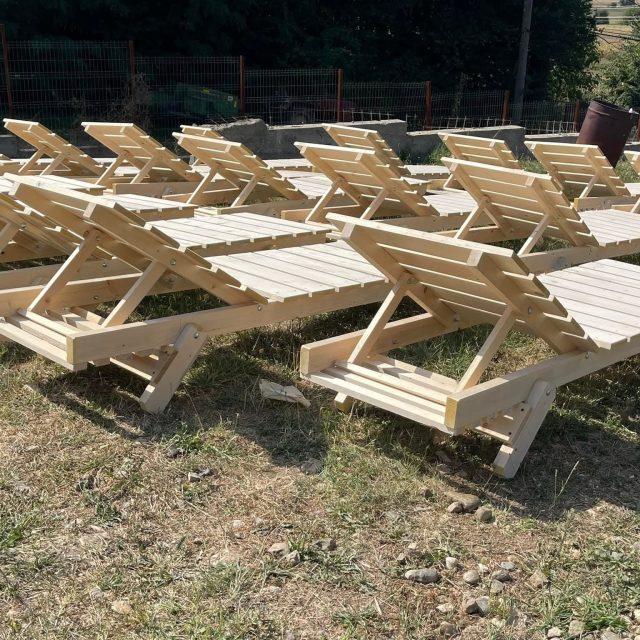 Șezlong din Lemn Masiv – Relaxare Naturală pentru Grădină sau Piscină