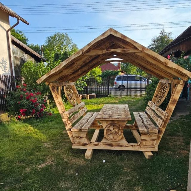 Foișor Rustic din Lemn – Model cu Roți Decorative din Lemn Masiv