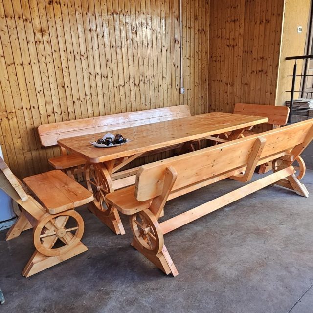Set Rustic cu Masă și Bănci – Model cu Roți Decorative din Lemn Masiv